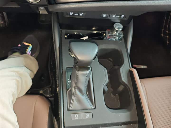 Фото 16 - Lexus ES