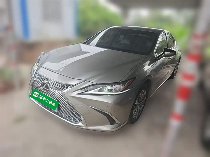 Фото 2 - Lexus ES