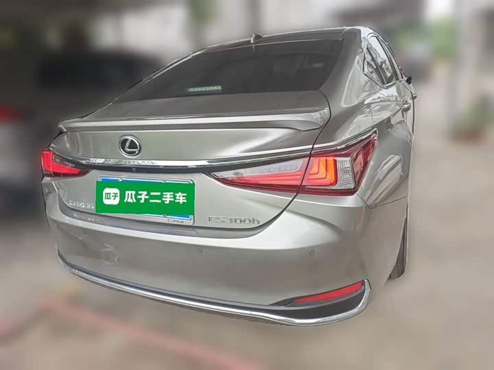 Фото 6 - Lexus ES