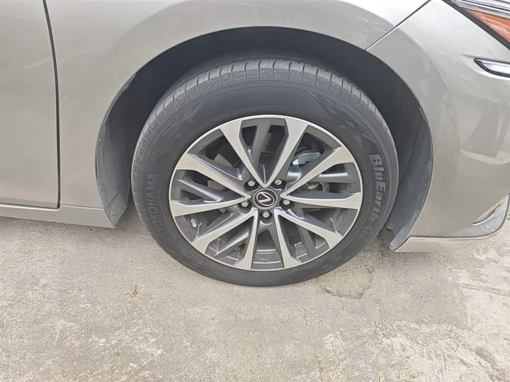 Фото 9 - Lexus ES