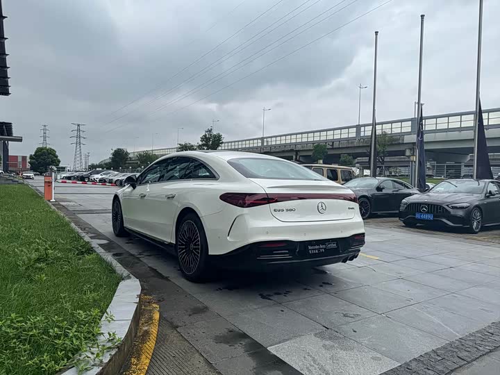 Фото 16 - Mercedes-Benz EQS