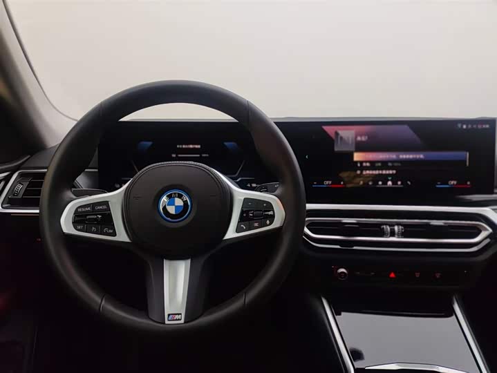 Фото 14 - BMW i4