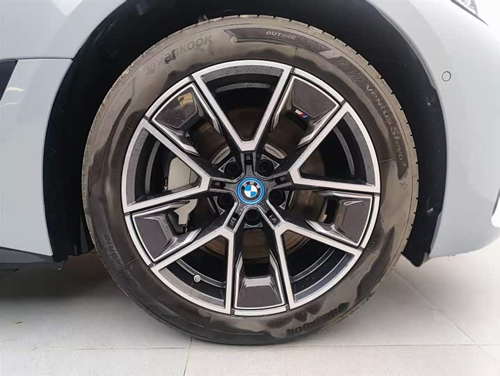 Фото 18 - BMW i4