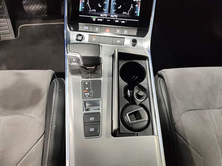 Фото 14 - Audi A6L