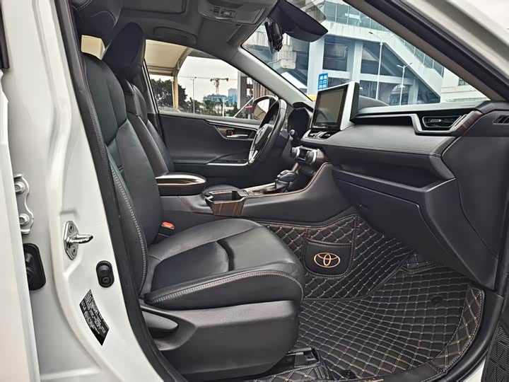 Фото 10 - Toyota RAV4