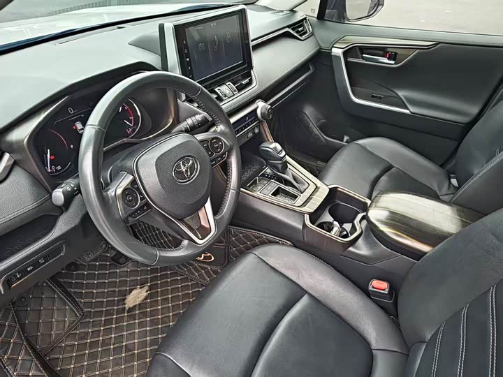 Фото 12 - Toyota RAV4