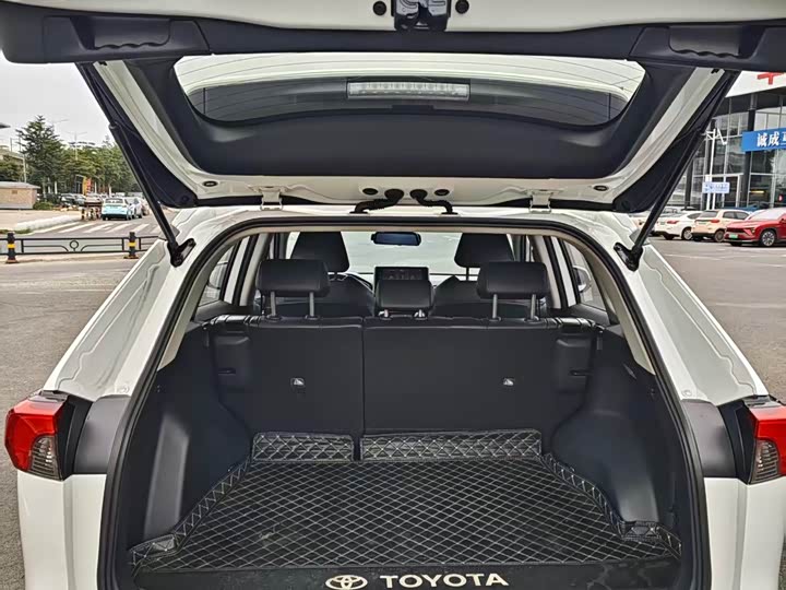 Фото 13 - Toyota RAV4