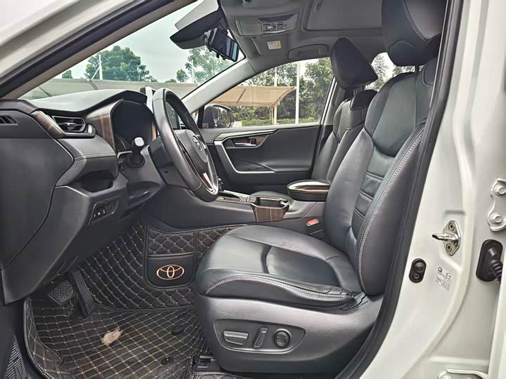 Фото 4 - Toyota RAV4