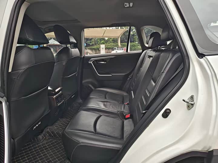 Фото 6 - Toyota RAV4