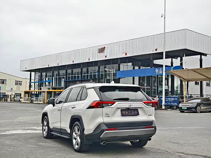 Фото 7 - Toyota RAV4