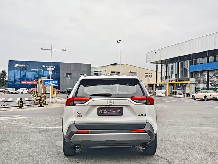 Фото 8 - Toyota RAV4