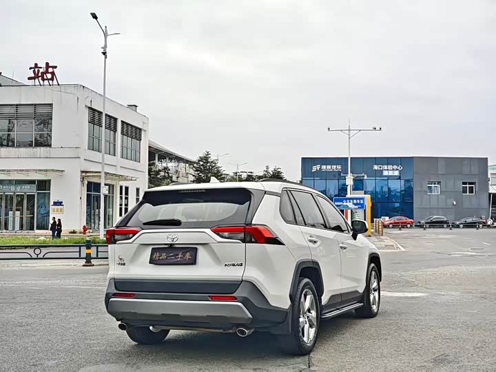 Фото 9 - Toyota RAV4