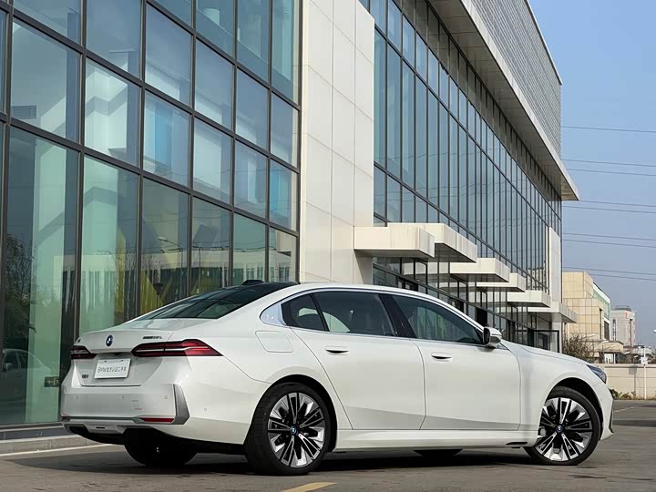 Фото 16 - BMW i5