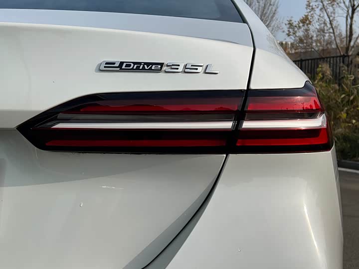 Фото 18 - BMW i5