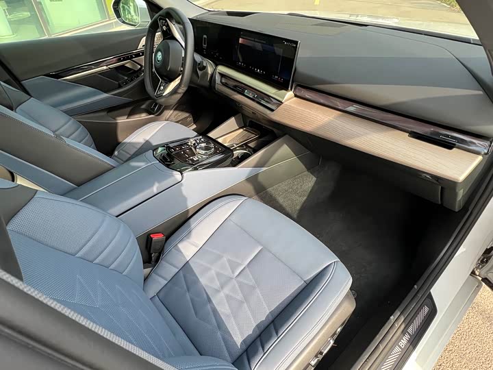 Фото 20 - BMW i5