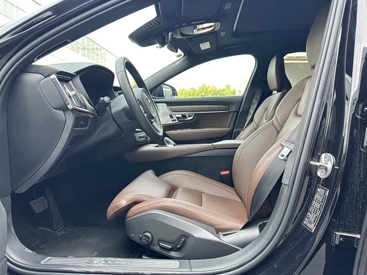 Фото 11 - Volvo S90