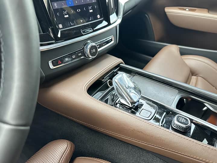 Фото 14 - Volvo S90