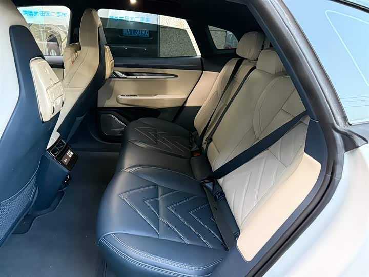 Фото 9 - Zeekr 001