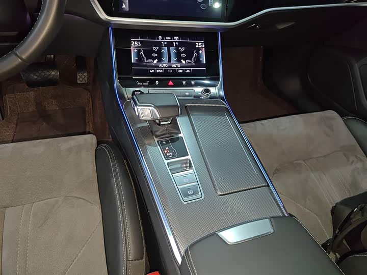 Фото 14 - Audi A6L