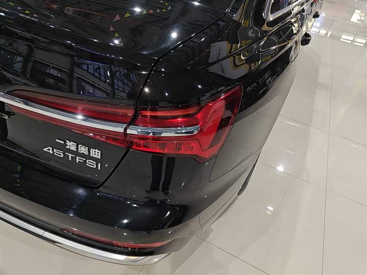 Фото 8 - Audi A6L