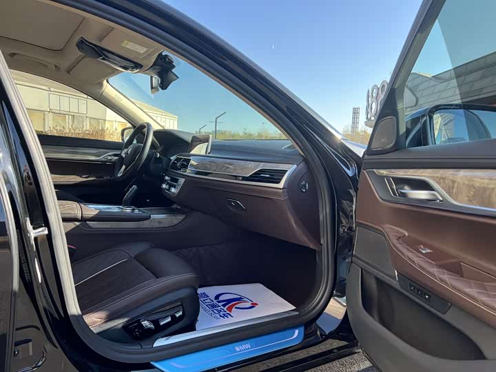 Фото 10 - BMW 7 Series