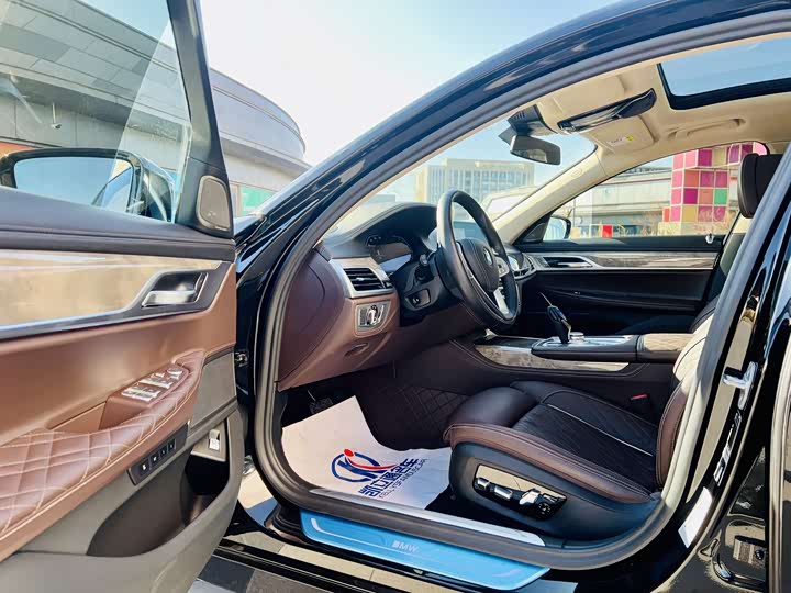 Фото 12 - BMW 7 Series