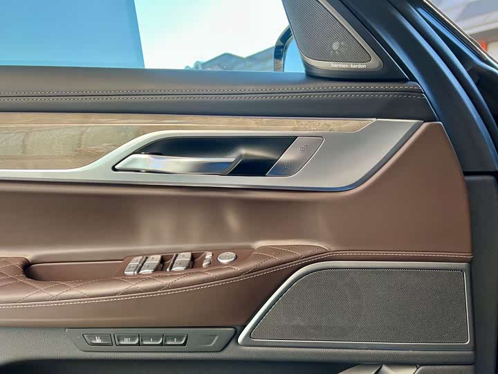 Фото 14 - BMW 7 Series