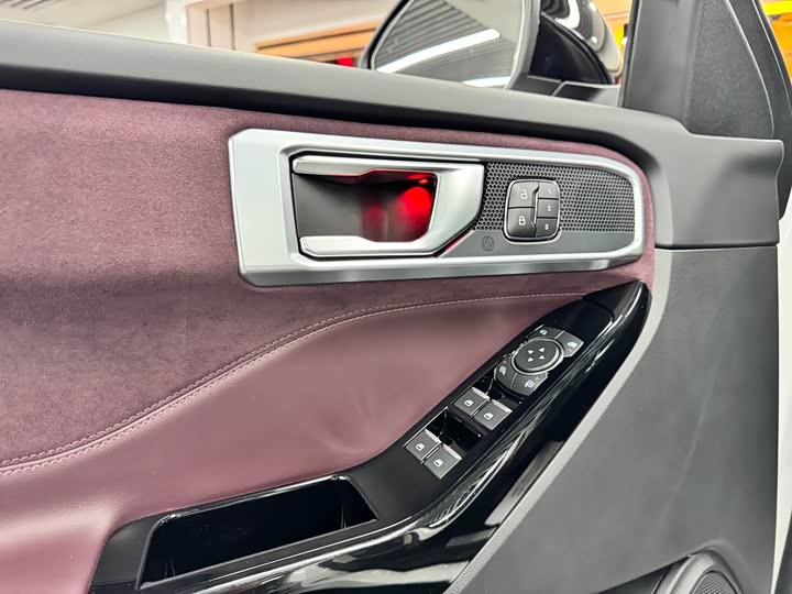 Фото 11 - Ford Explorer