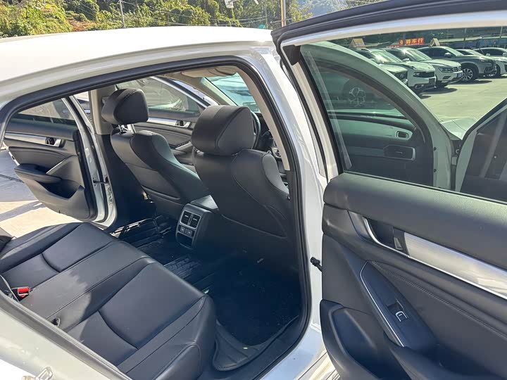 Фото 11 - Honda Accord