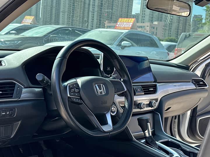 Фото 17 - Honda Accord