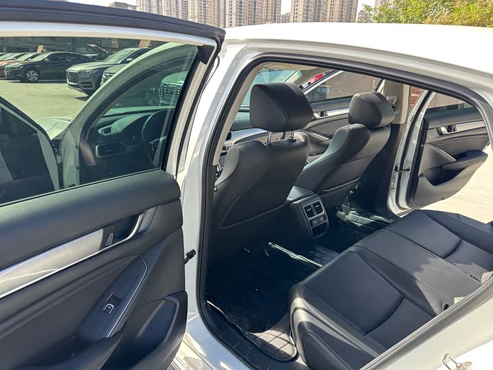 Фото 8 - Honda Accord