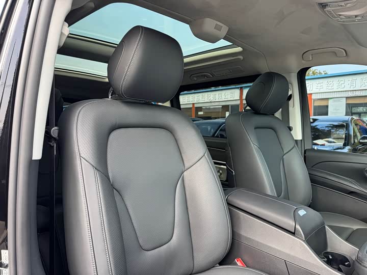 Фото 12 - Mercedes-Benz V-Class