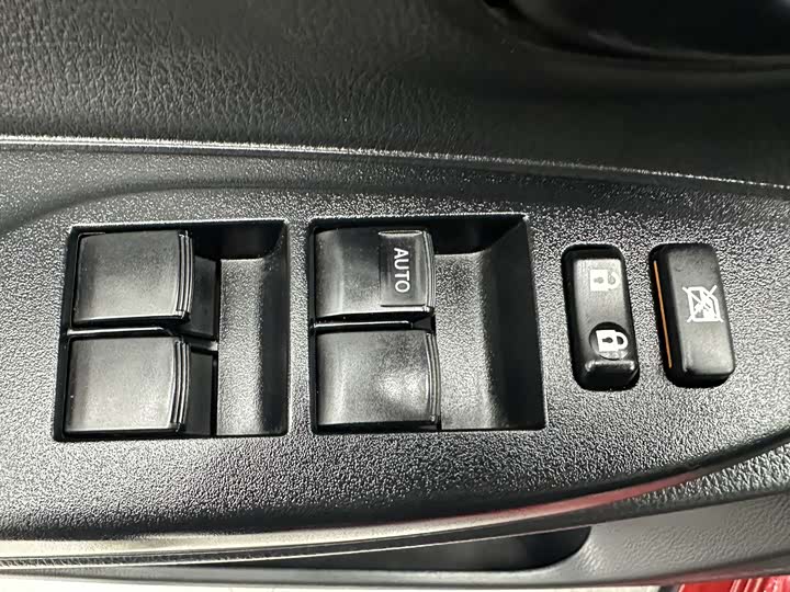 Фото 10 - Toyota Yaris L Hatchback