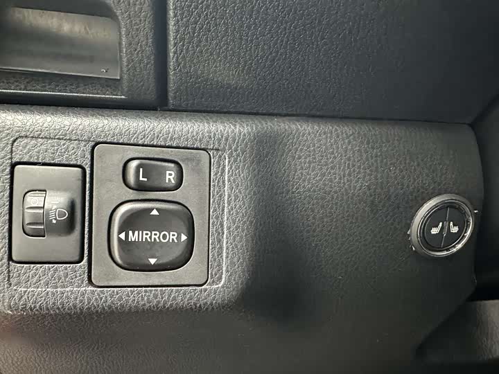 Фото 11 - Toyota Yaris L Hatchback