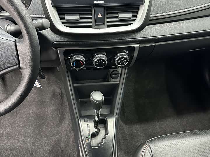 Фото 12 - Toyota Yaris L Hatchback