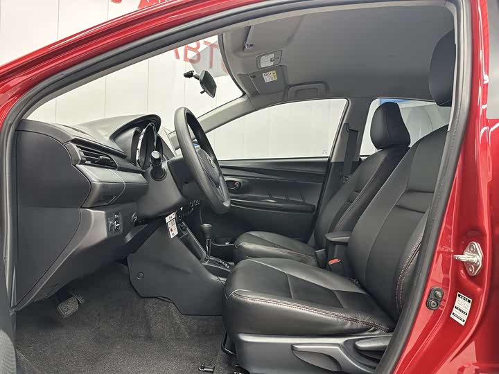 Фото 4 - Toyota Yaris L Hatchback