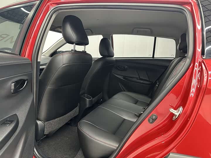 Фото 5 - Toyota Yaris L Hatchback