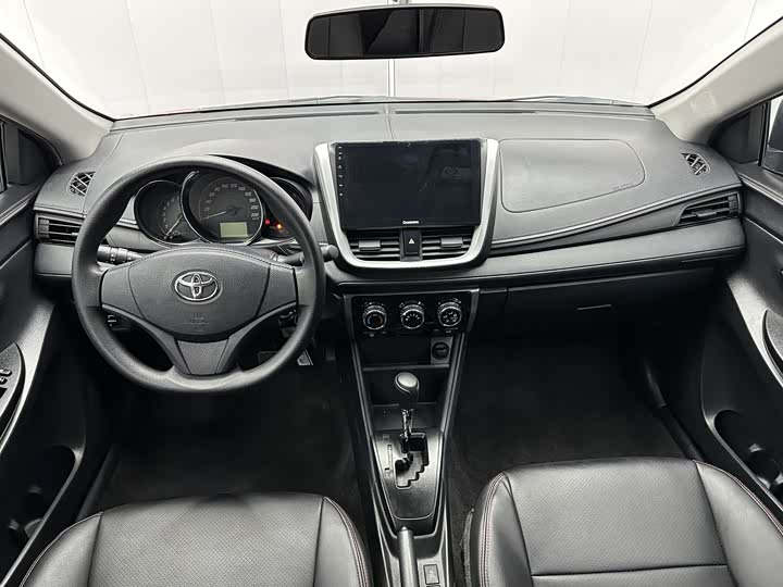 Фото 6 - Toyota Yaris L Hatchback