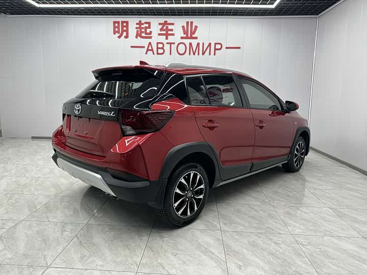 Фото 7 - Toyota Yaris L Hatchback