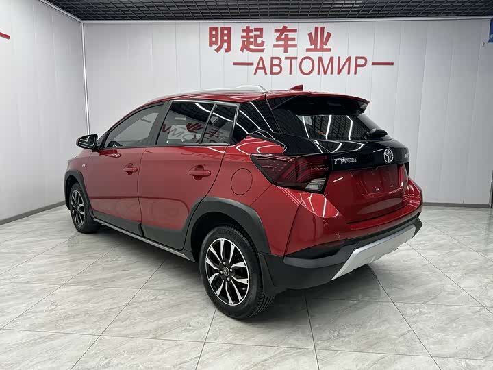 Фото 8 - Toyota Yaris L Hatchback