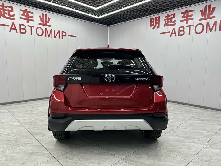 Фото 9 - Toyota Yaris L Hatchback