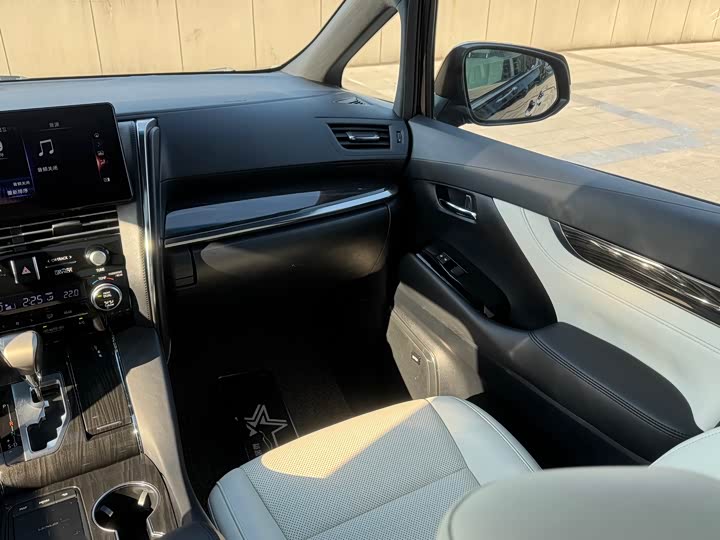 Фото 13 - Lexus LM