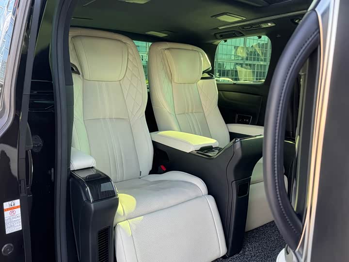 Фото 17 - Lexus LM