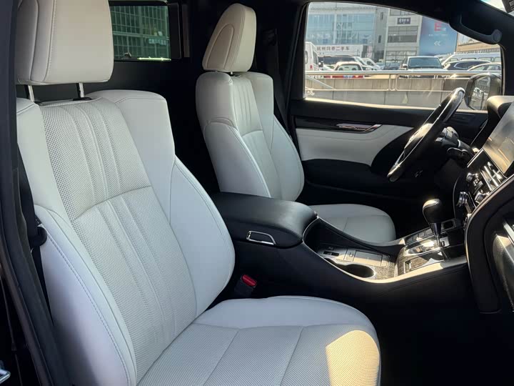 Фото 20 - Lexus LM