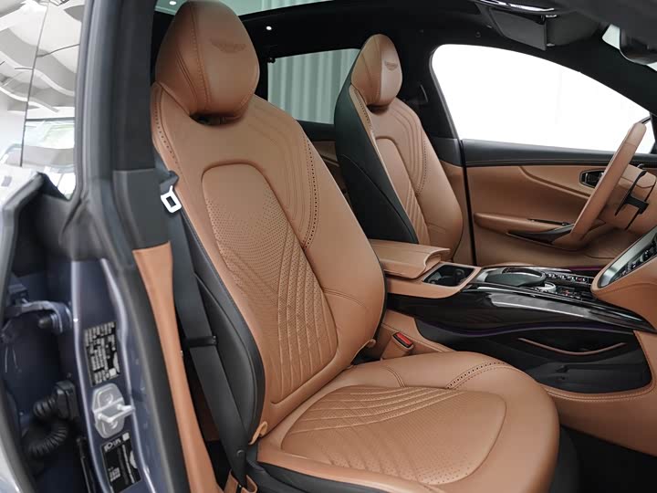 Фото 8 - Aston Martin DBX