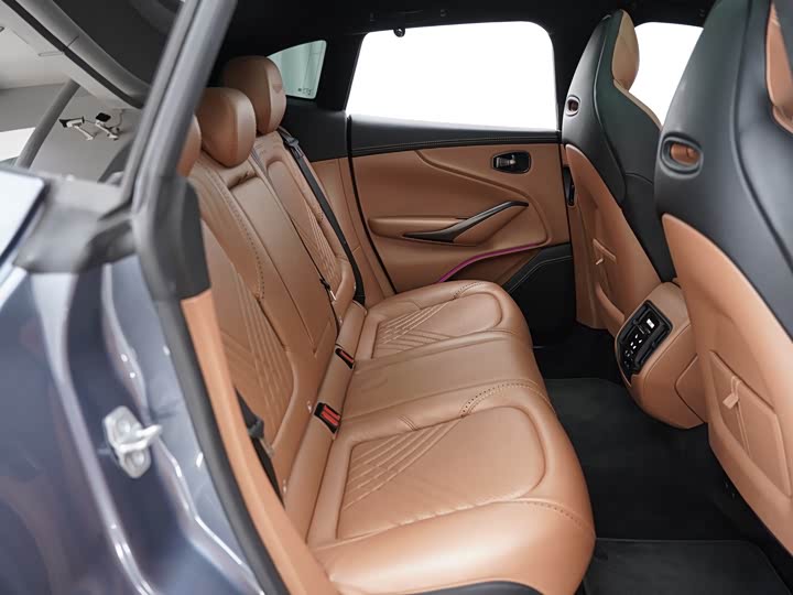 Фото 9 - Aston Martin DBX