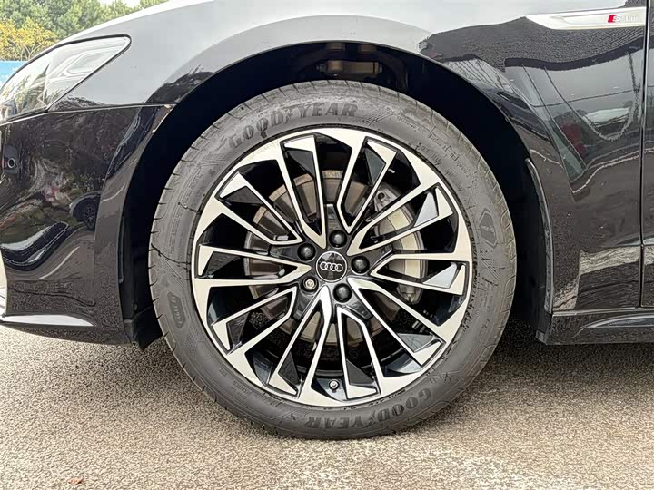 Фото 9 - Audi A7L