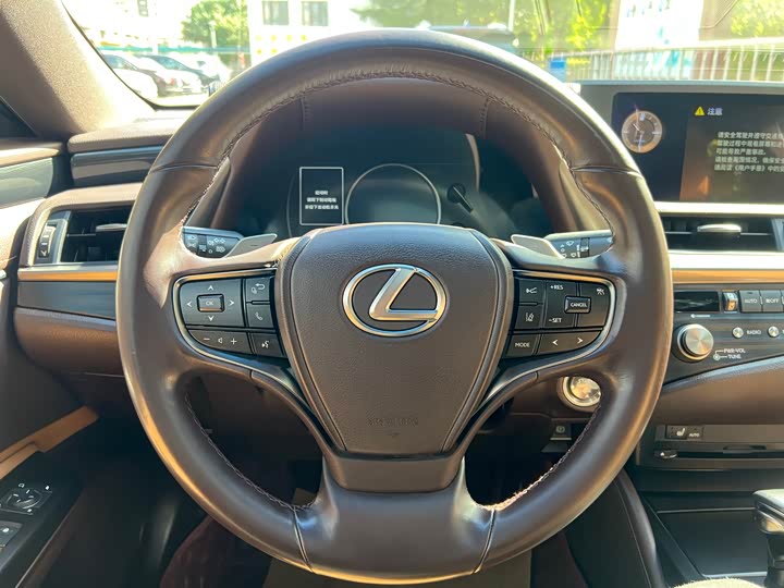 Фото 10 - Lexus ES