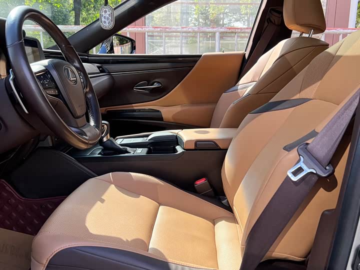 Фото 13 - Lexus ES