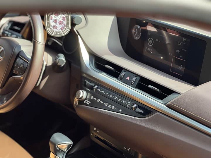 Фото 14 - Lexus ES